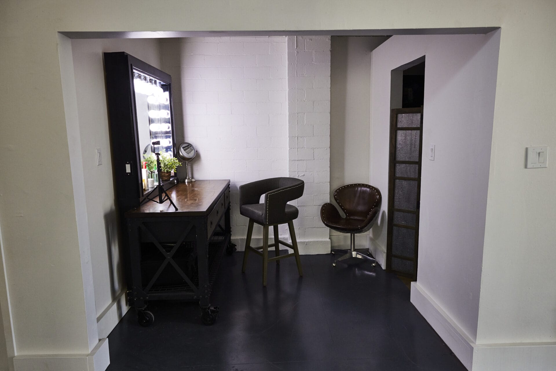 GRIFFIN STREET STUDIO_012 | Kelly Williams Photography Lighted Hair and Makeup area